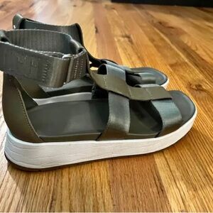 UGG Eeba Sandals 🌞 Gladiator Style Like New!